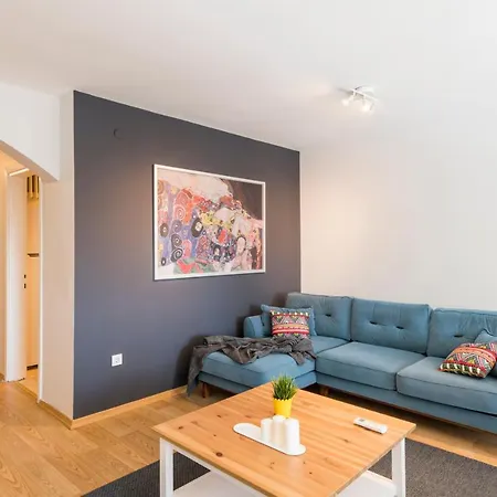 Апартаменты Centerally Located Huge In Cihangir